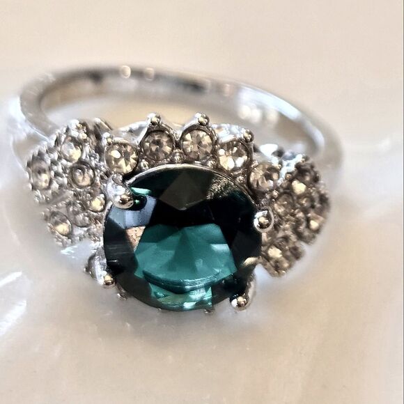 Elegant Silver and Green Faux Emerald Ring With Rhinestones NEW Size 8 - Picture 1 of 4
